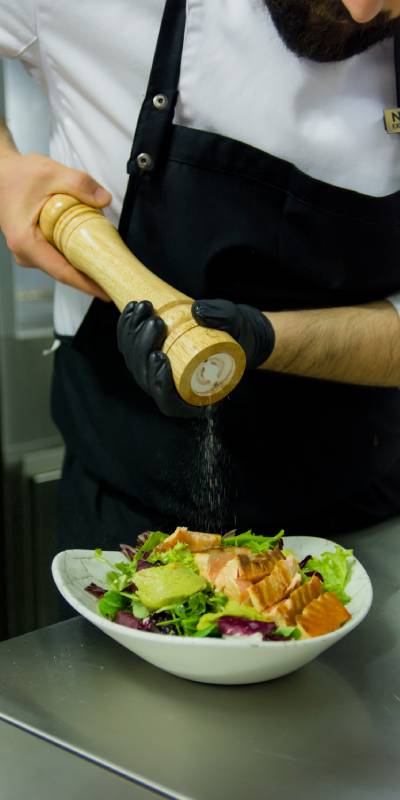 Restoran-Nebo-i-Zemlja-Serviranje-salate-sa-piletinom