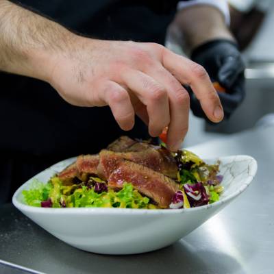 Restoran-Nebo-i-Zemlja-salata-sa-biftekom